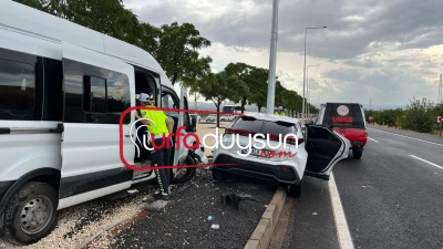 HAVAALANI YOLUNDA FECİ KAZA! SERVİS ARACI İLE OTOMOBİL ÇARPIŞTI