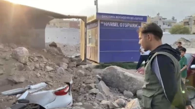ŞANLIURFA’DA HAFRİYAT YÜKLÜ KAMYON PARK HALİNDEKİ 2 ARACIN ÜZERİNE DEVRİLDİ