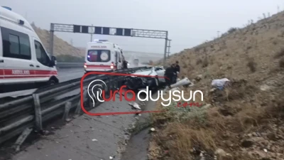 BİRECİK OTOYOLUNDA FECİ KAZA: OTOMOBİL BARİYERLERİ AŞTI, 2 KİŞİ YARALANDI